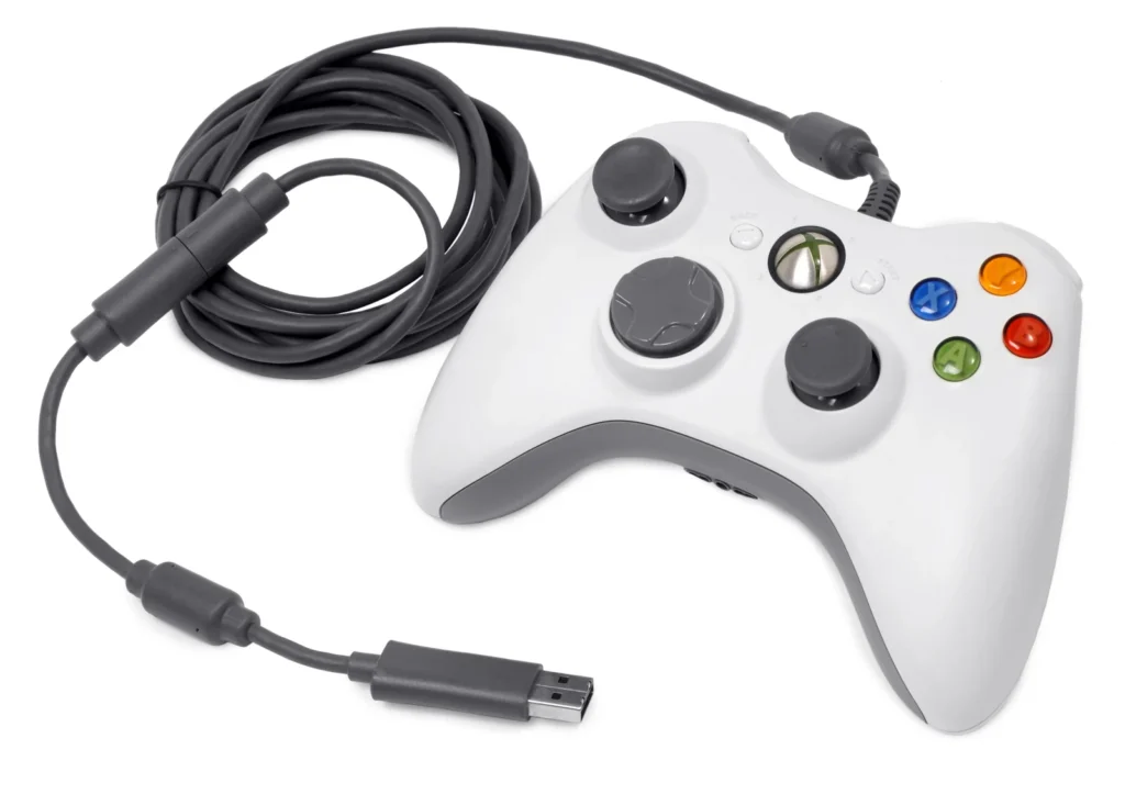 Beyaz kablolu Xbox 360 oyun kolu ve USB bağlantısı.